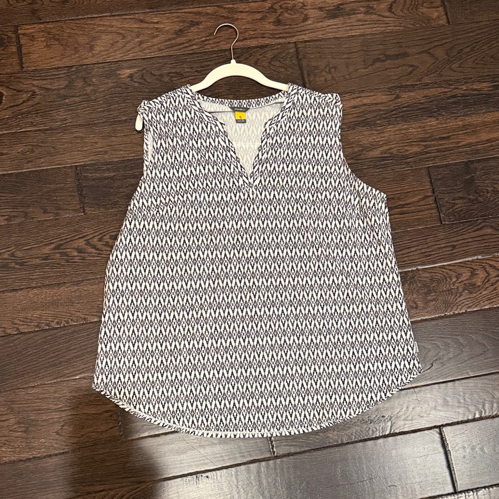 Eddie Bauer Black and White Geometric Blouse